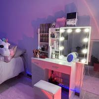 Stazione trucco con luci.