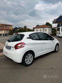 Peugeot 208 1.2 vti 82 cv. km 125000. 