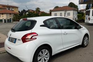 Peugeot 208 1.2 vti 82 cv. km 125000. 