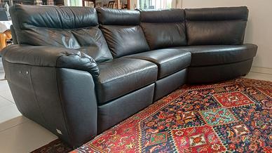 Divano in pelle tre posti di cui uno relax elettr.