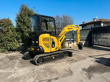 E221 - Escavatore 30 q Komatsu PC30