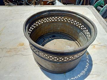 Catino o contenitore in prezioso Bronzo traforato
