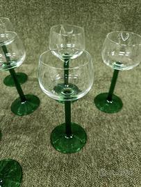 Bicchieri da vino con stelo verde smeraldo