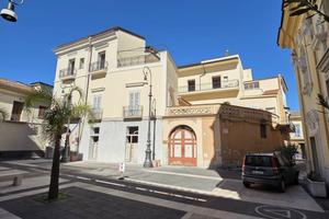 Edificio Multi Appartamenti - Curti