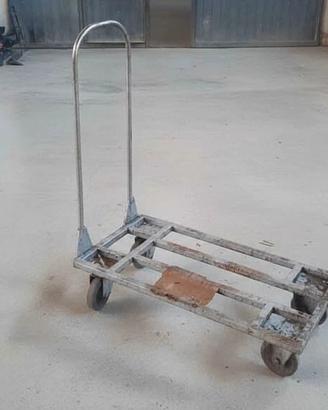 Carrello industriale con struttura rinforzata