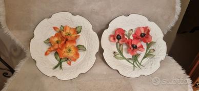 Coppia di piatti a rilievo in capodimonte dipinto