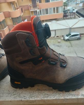 scarpone trekking ....in goretex vibram