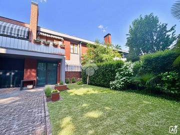 VILLA A SCHIERA A MANZANO