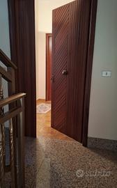  8 porte e un portoncino