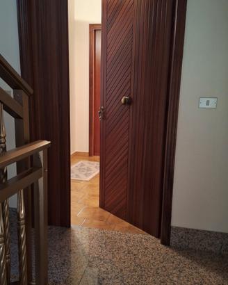  8 porte e un portoncino