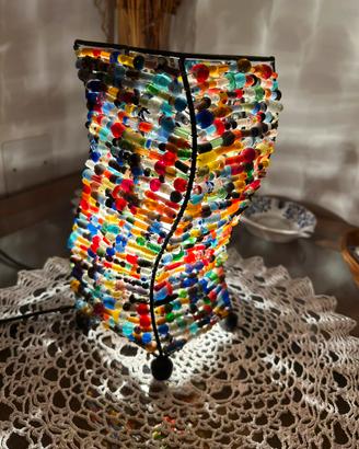 Lampada da tavolo decorata con perline di vetro