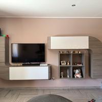 Parete attrezzata e divano