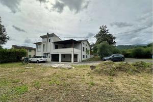 Villa di 300 m² con più di 5 locali e posto auto a