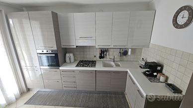 Cucina con elettrodomestici