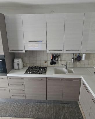 Cucina con elettrodomestici