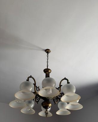 lampadario classico in ottone e vetro satinato