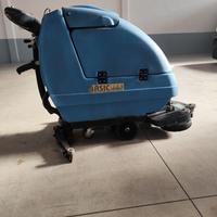 Lavapavimenti industriale,motorizzata a batteria..