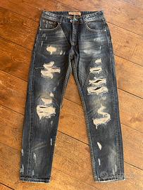 Jeans strappati