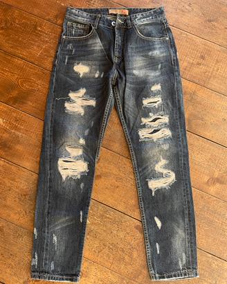 Jeans strappati