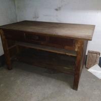 Vecchio tavolo/bancone da lavoro in legno