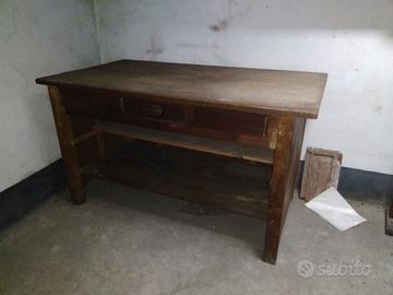 Vecchio tavolo/bancone da lavoro in legno