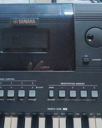Tastiera Yamaha PSR E463 con accessori e pedale