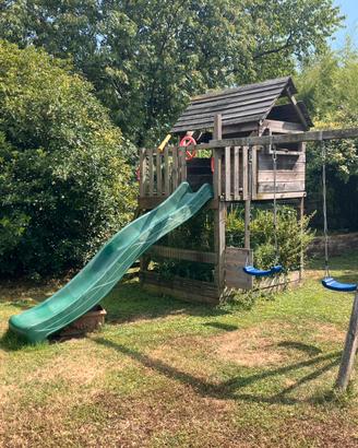 Casetta gioco per bambini a due piani