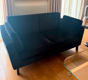 Divano velluto nero con due pouf coordinati
