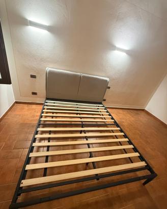 Letto matrimoniale con testata imbottita