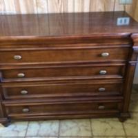 Cassettone e due comodini