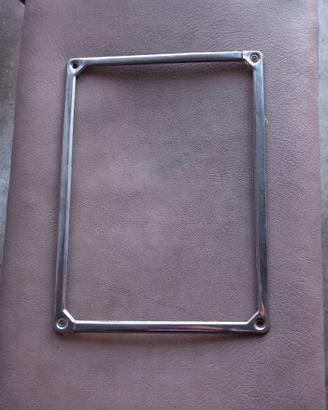 Cornice posteriore per targhe nere