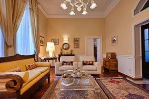 Palazzo / Stabile di 240 m² con più di 5 locali a 
