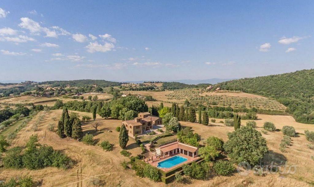 Rustico / Casale di 700 m² con più di 5 locali e b - Altro