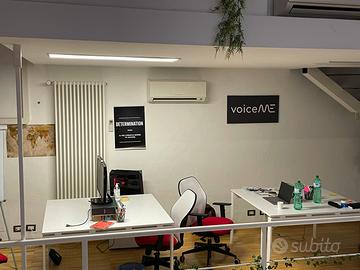 Scrivanie bianche quadrate in legno: ufficio
