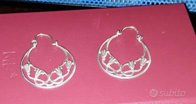 Orecchini in argento con fiori