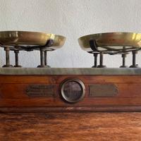 Bilancia meccanica vintage a due piatti