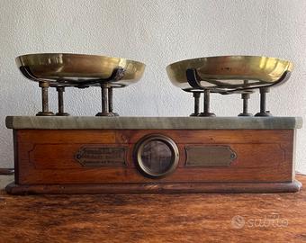 Bilancia meccanica vintage a due piatti
