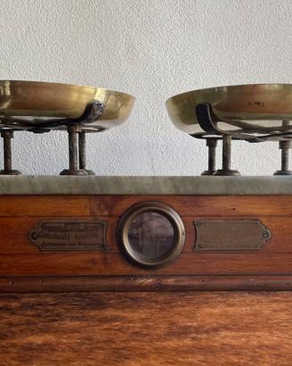 Bilancia meccanica vintage a due piatti