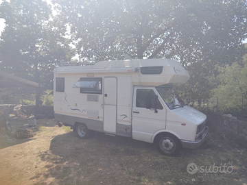 Camper in vetroresina mansardato