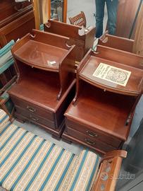 Coppia di comodini classici in legno 