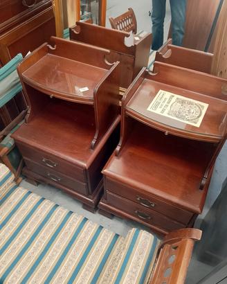 Coppia di comodini classici in legno 