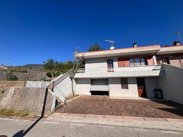 CASA ACCOSTATA AD UN LATO BICAMERE CON GIARDINO