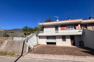 CASA ACCOSTATA AD UN LATO BICAMERE CON GIARDINO