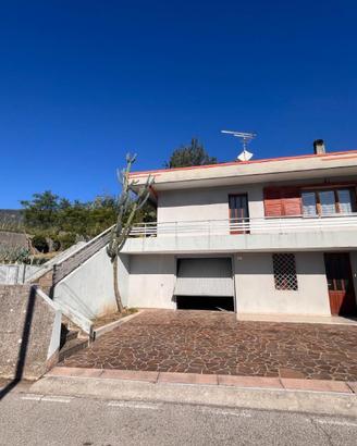 CASA ACCOSTATA AD UN LATO BICAMERE CON GIARDINO