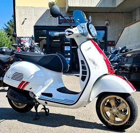 Vespa GTS Super 300 Racing Sixties