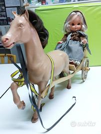 Calesse in legno con bambolina e cavallo-vintage.