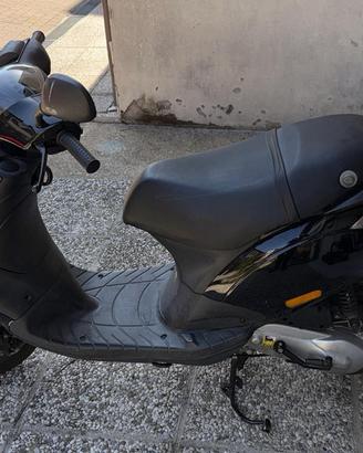 Zip Piaggio 50 di cilindrata 4 tempi.
