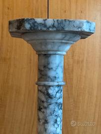 Colonna in marmo elegante e in perfette condizioni