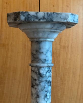 Colonna in marmo elegante e in perfette condizioni