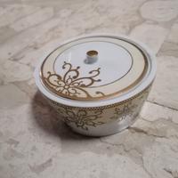 Scatola in porcellana con decoro in oro